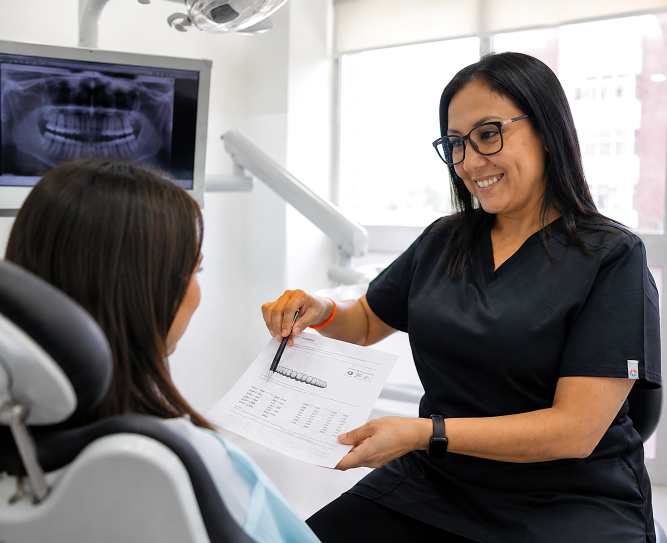 Médica dentista com farda preta a apresentar plano e orçamento ao paciente
